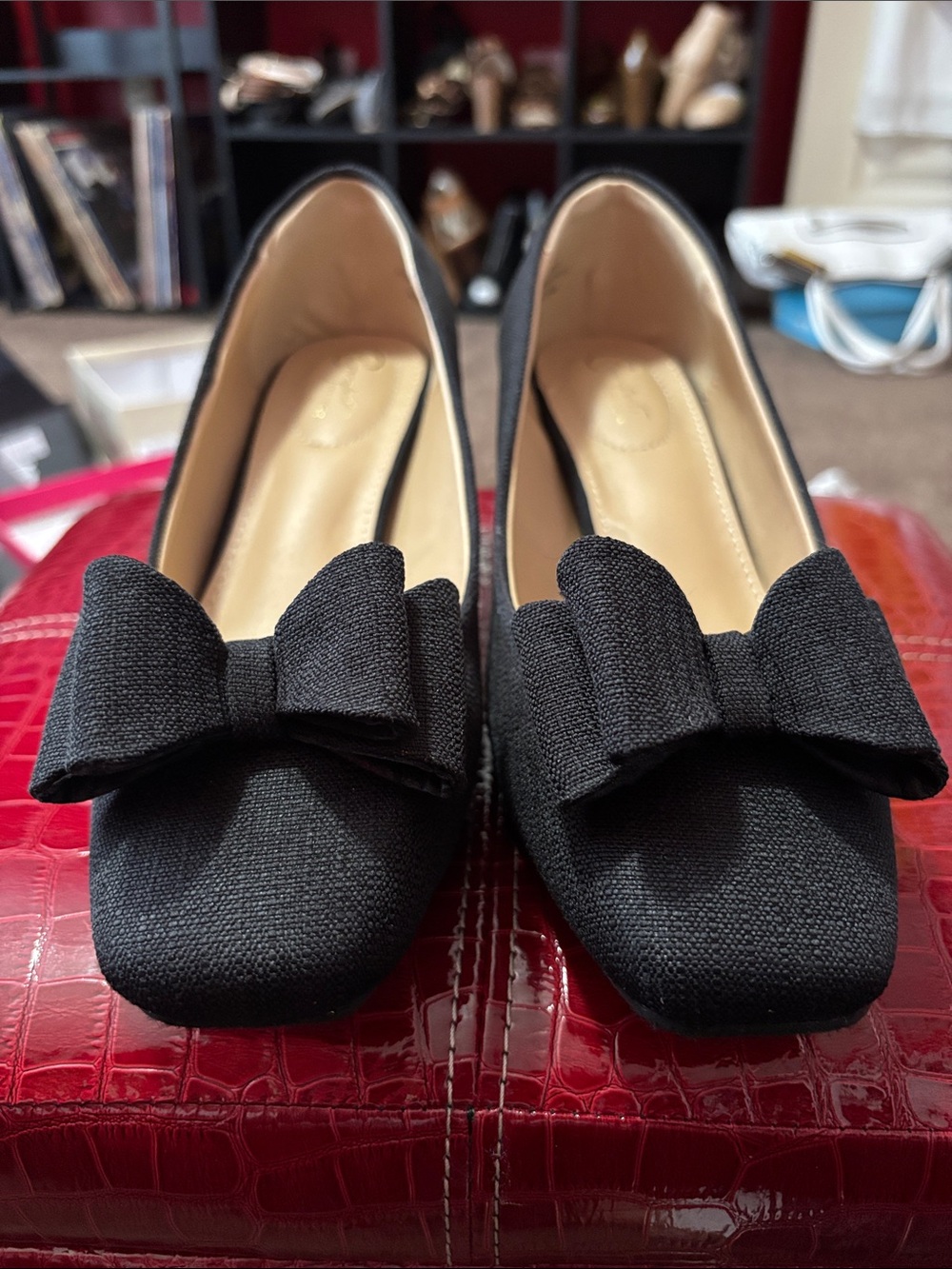 Comfort Colors Black Bow-Front Women's Pumps